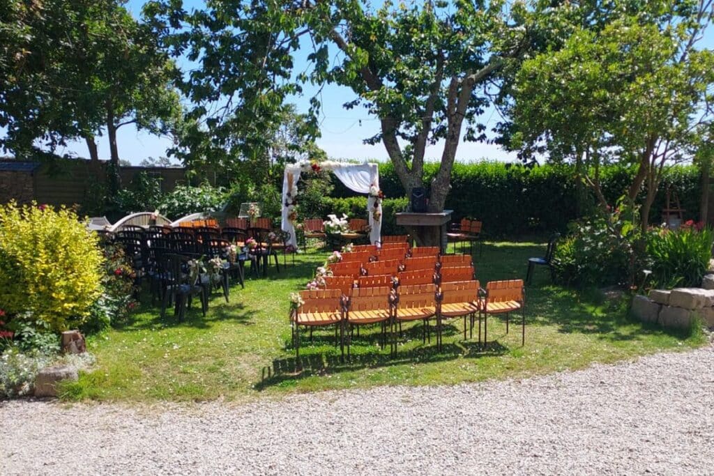 ceremonie exterieure mariage finistere bretagne domaine keryel