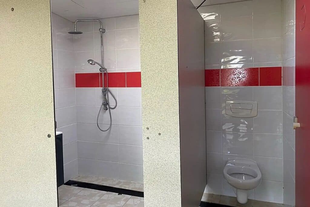 toilettes douches propres camping domaine keryel